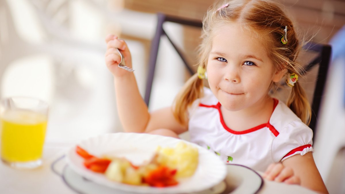 Ребенок ест