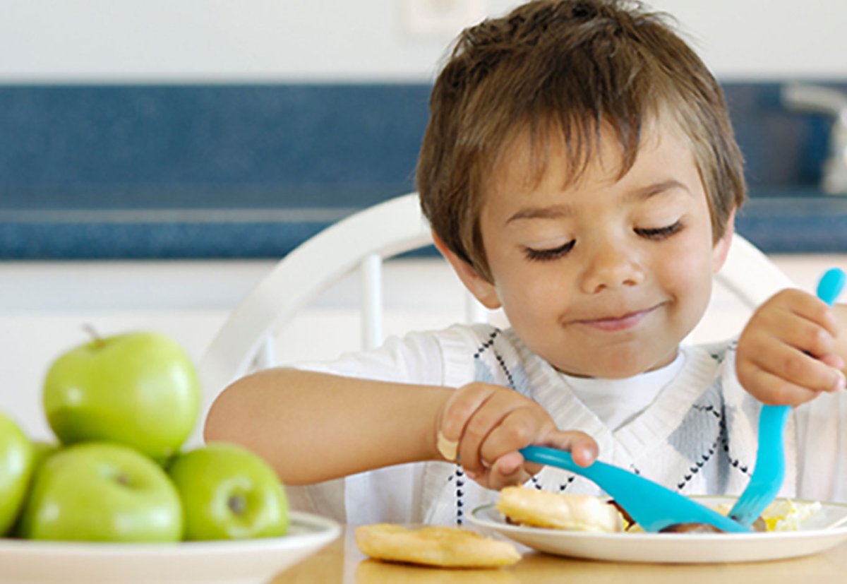 Ребенок ест брокколи