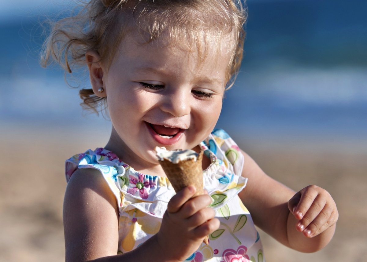 Ребенок завтракает