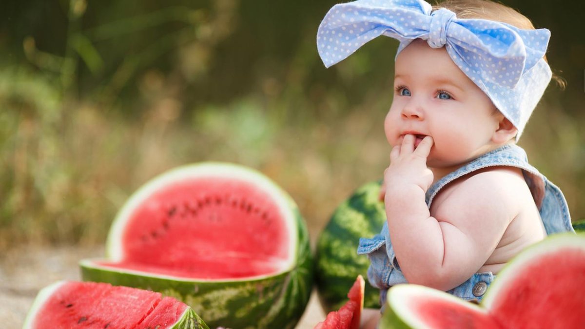 Девочка ест клубнику