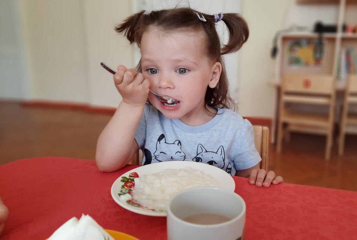 Ребенок ест