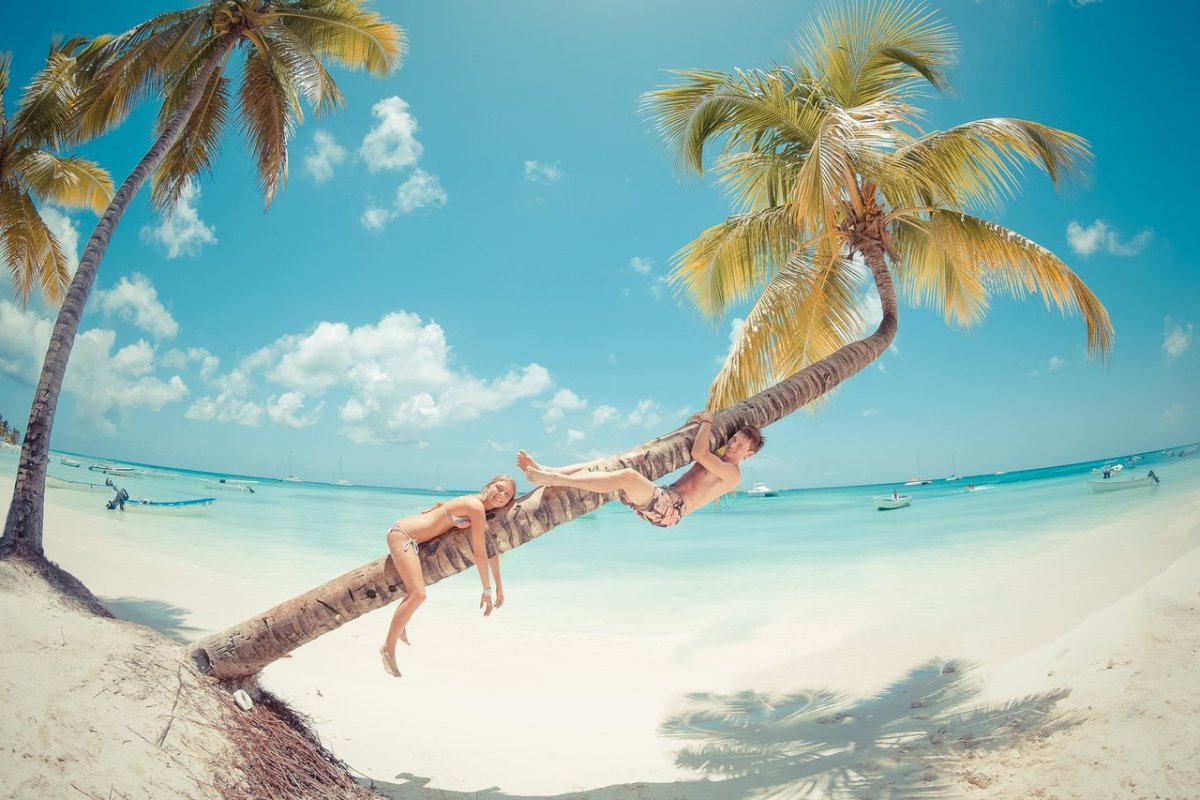 Море пальмы пляж с людьми