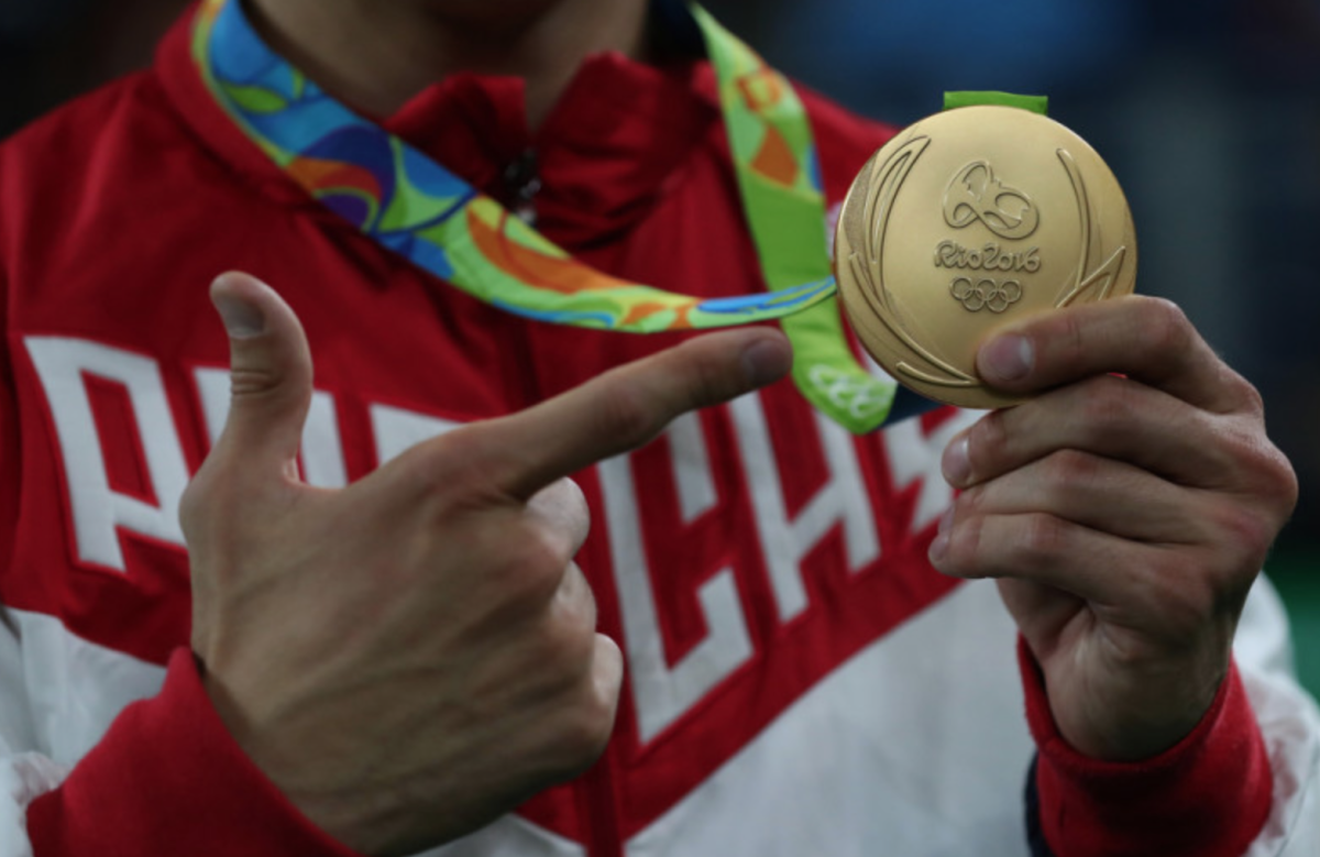 Выиграли золото олимпиады. Золото олимпиады. Золотая медаль. Спортсмен с медалью. Олимпийские чемпионы с медалями.