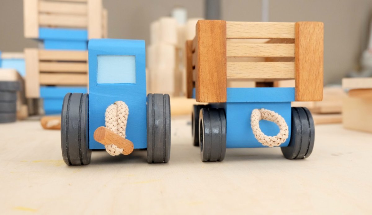 Синий трактор с плугом игрушка