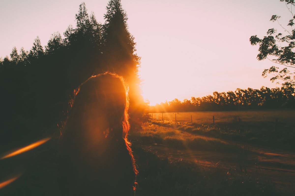 Яркое солнце в голубом небе лучи