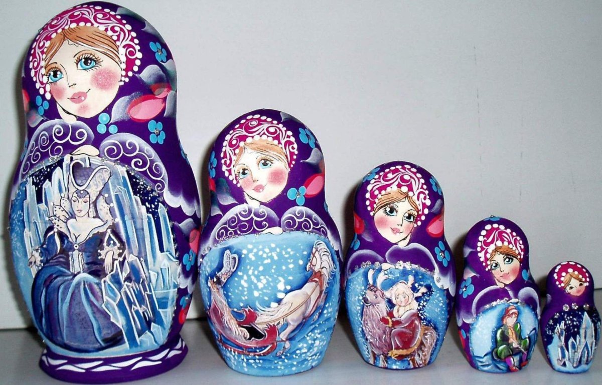 Матрешка на белом фоне