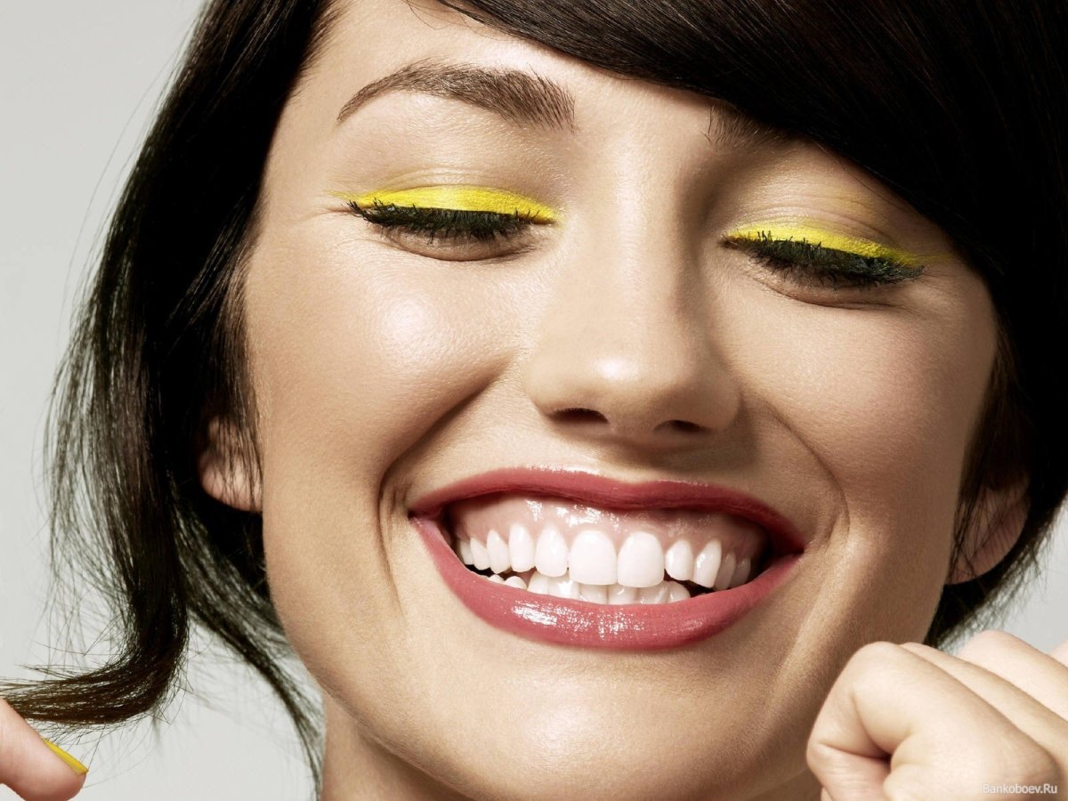 Девушка с красивыми зубами