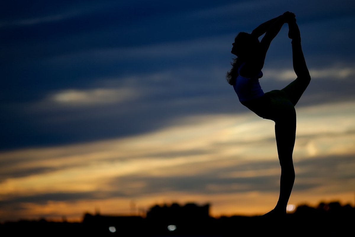 Шпагат на красивом фоне